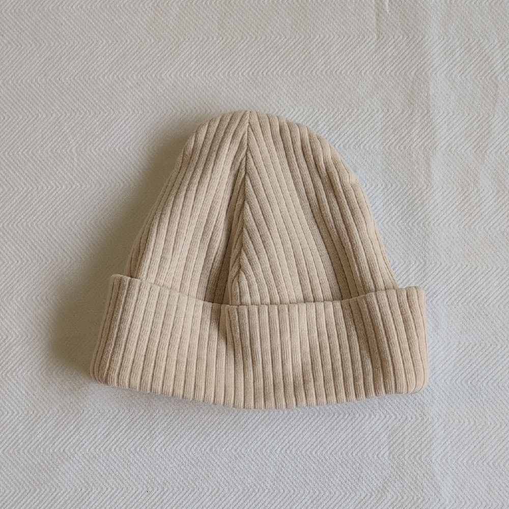 fellow human thick ribbed baby beanie hat cream size small 0-6 months unisex